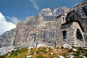 Dolomiti del Brenta - Cappella nei pressi del rif. Brentei con Cima di Brenta